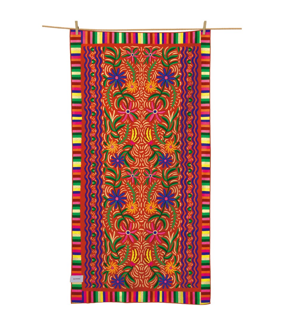 Buvanha reishanddoek Croatia met kleurrijke geborduurde print aan een waslijn Buvanha reishanddoek Croatia met kleurrijke geborduurde print aan een waslijn